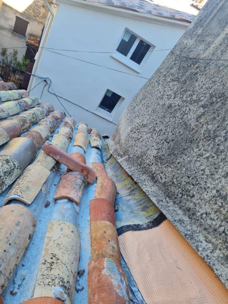 Application d'une hydrofugation sur le toit d'une maison de village a Mazaugue dans le Var